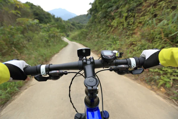 산악 자전거를 타고 자전거 손 — 스톡 사진