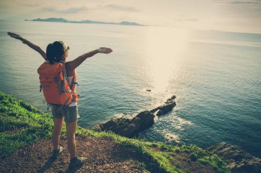  sırt çantası ayakta sahil Mountain kadınla