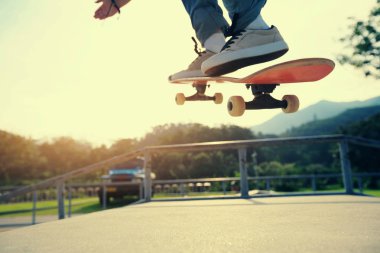 Genç kaykaycı pratik