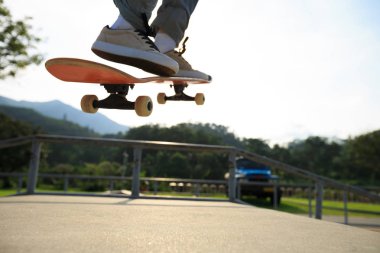 Genç kaykaycı pratik