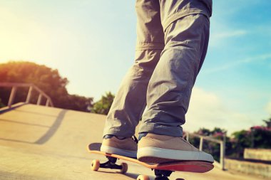 Genç kaykaycı pratik