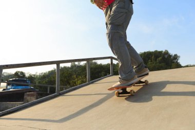 Genç kaykaycı pratik