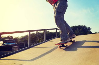 Genç kaykaycı pratik