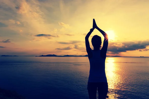 Jonge vrouw die yoga beoefent — Stockfoto