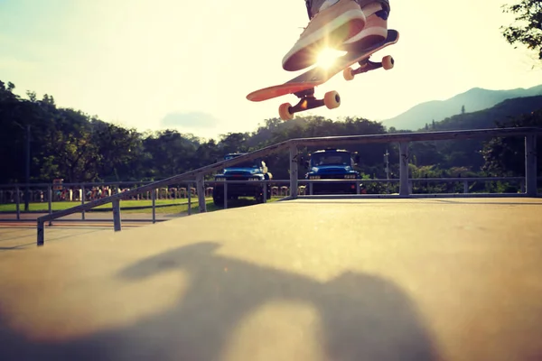 Mladý americký skateboardista cvičení — Stock fotografie