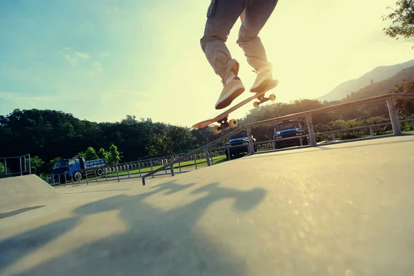 Giovane skateboarder praticare — Foto Stock