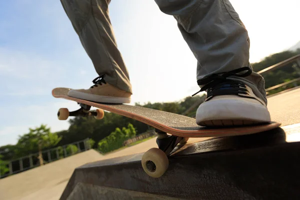 Junge Skateboarderin übt — Stockfoto