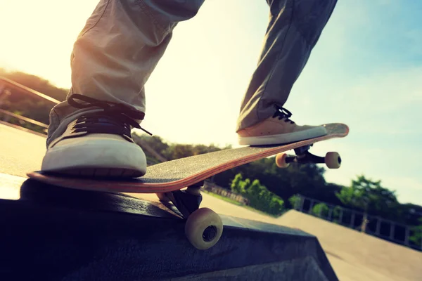 Joven patinador practicando — Foto de Stock