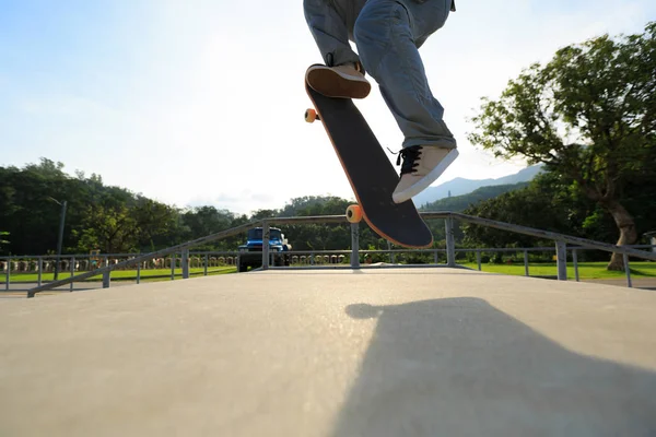 Junge Skateboarderin übt — Stockfoto