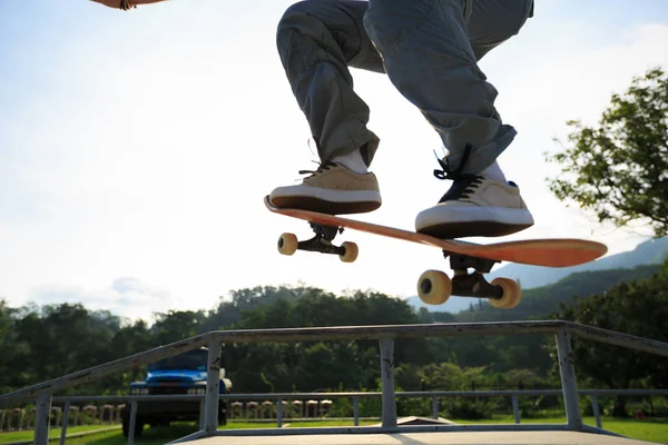 Junge Skateboarderin übt — Stockfoto