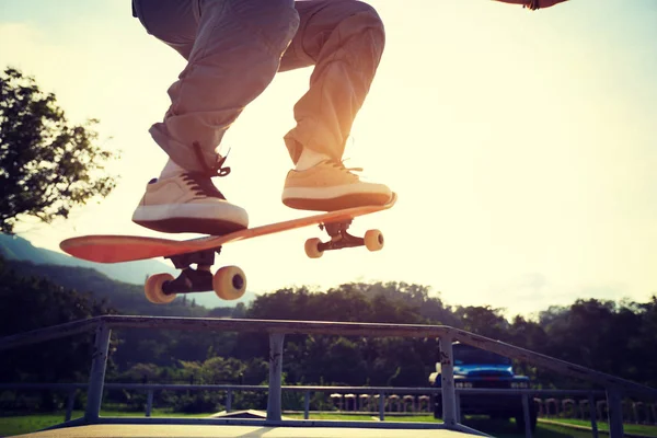 Unga skateboardåkare öva — Stockfoto