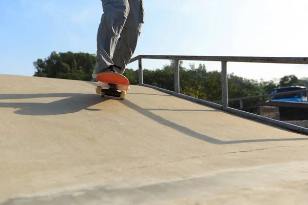 Νέοι skateboarder εξάσκηση — Φωτογραφία Αρχείου