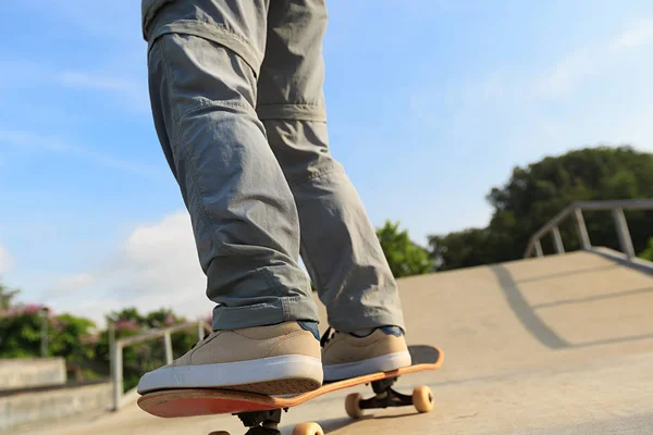 Junge Skateboarderin übt — Stockfoto