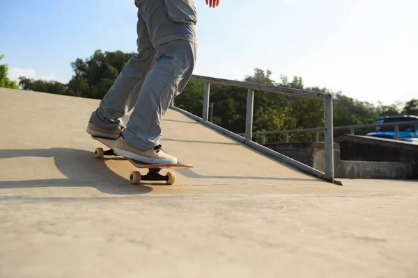 Jeune skateboarder pratiquant — Photo
