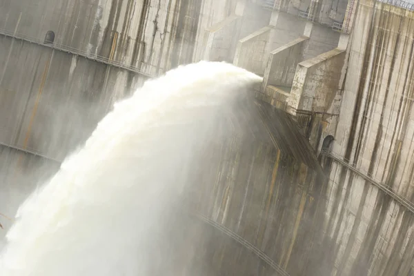 Água de descarga da barragem — Fotografia de Stock