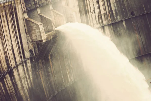 Staudamm leitet Wasser ab — Stockfoto