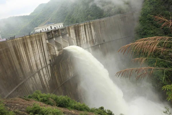 Água de descarga da barragem — Fotografia de Stock