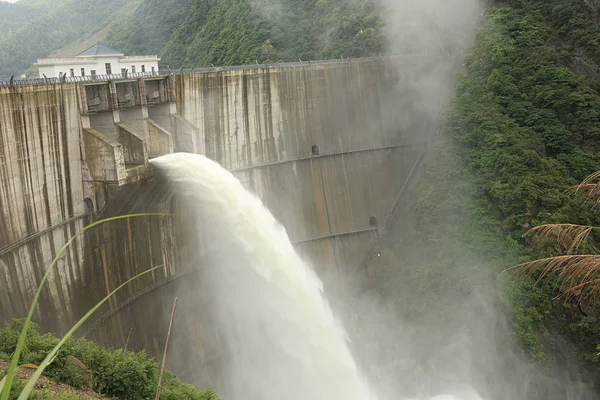 Staudamm leitet Wasser ab — Stockfoto