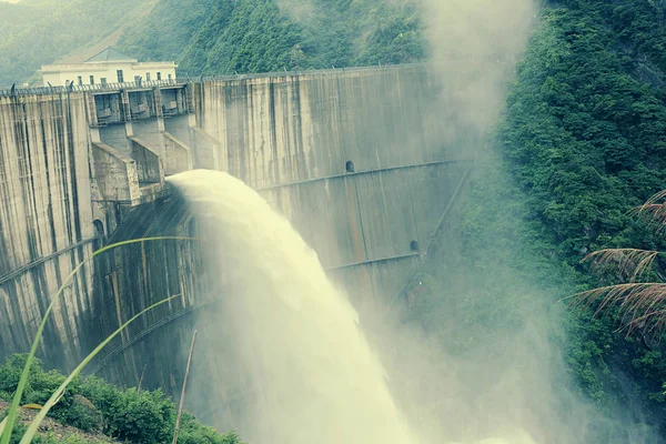 Dam discharge water — Stock Photo, Image