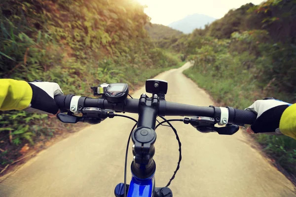 Cyklist händer ridning mountainbike — Stockfoto