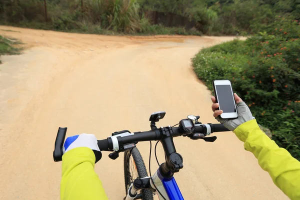 Cyklist använda smartphone för navigering — Stockfoto