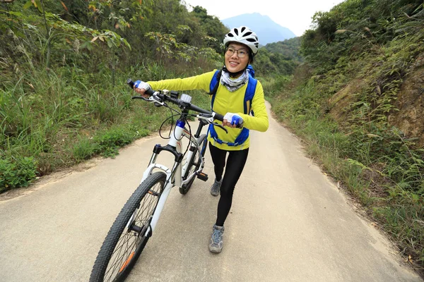 Młoda kobieta z rowerów górskich — Zdjęcie stockowe