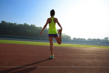 Genç fitness kadın bacak germe 