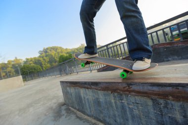 Genç kaykaycı binme kaykay 