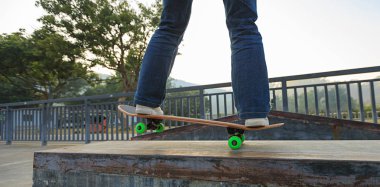 Genç kaykaycı binme kaykay 