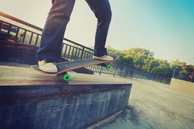 Genç kaykaycı binme kaykay 