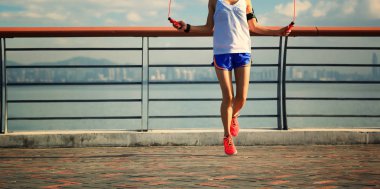 genç kadın ip atlama 