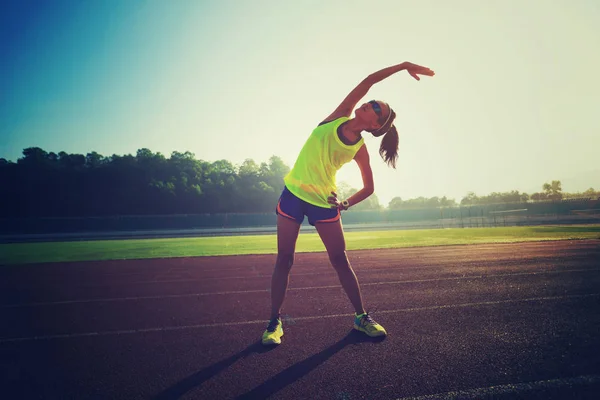 Genç kadın Koşudan önce germe — Stok fotoğraf