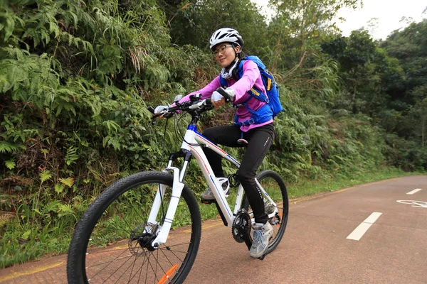 Mujer joven montando bicicleta de montaña —  Fotos de Stock