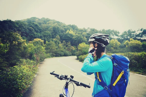 여자 자전거 헬멧에 — 스톡 사진