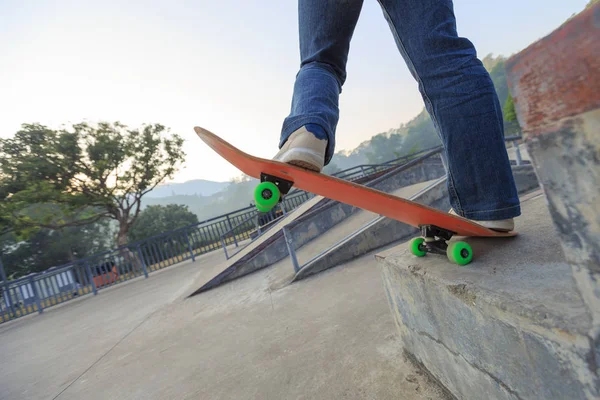 Jonge skateboarder paardrijden skateboard — Stockfoto