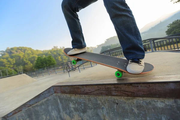 Jonge skateboarder paardrijden skateboard — Stockfoto