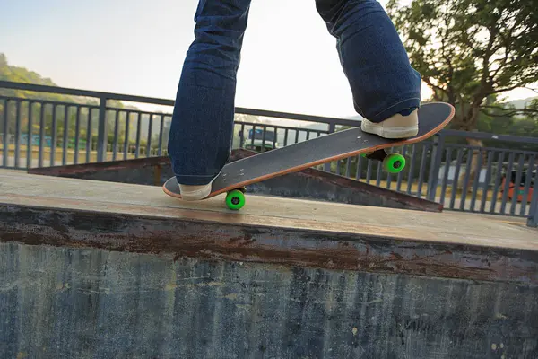 Mladý americký skateboardista koni skateboard — Stock fotografie