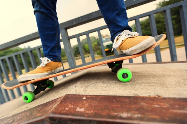 Jonge skateboarder paardrijden skateboard — Stockfoto