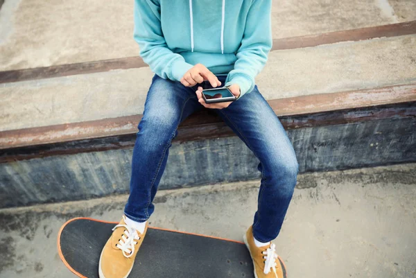 Skate jovem andar de skate — Fotografia de Stock