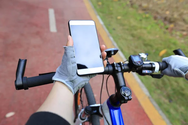 Radfahrer nutzen Smartphone zur Navigation — Stockfoto