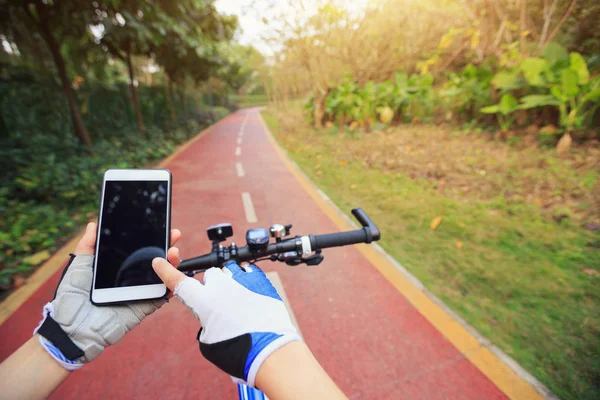 Radfahrer nutzen Smartphone zur Navigation — Stockfoto