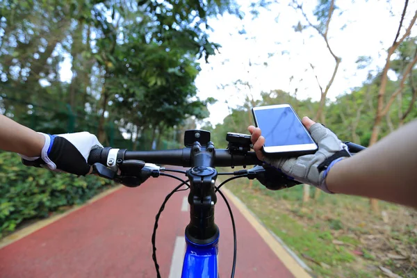 Radfahrer nutzen Smartphone zur Navigation — Stockfoto