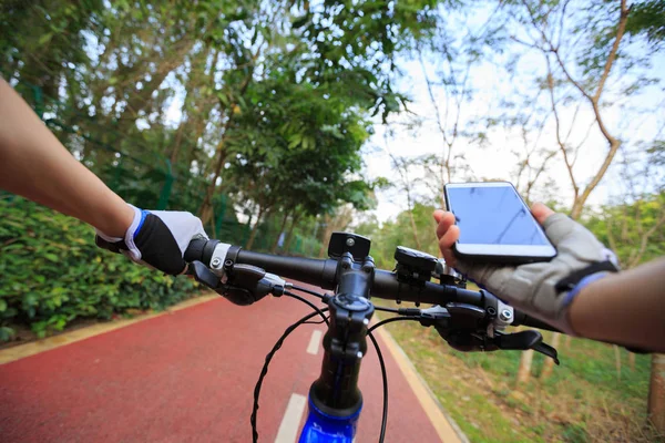Radfahrer nutzen Smartphone zur Navigation — Stockfoto