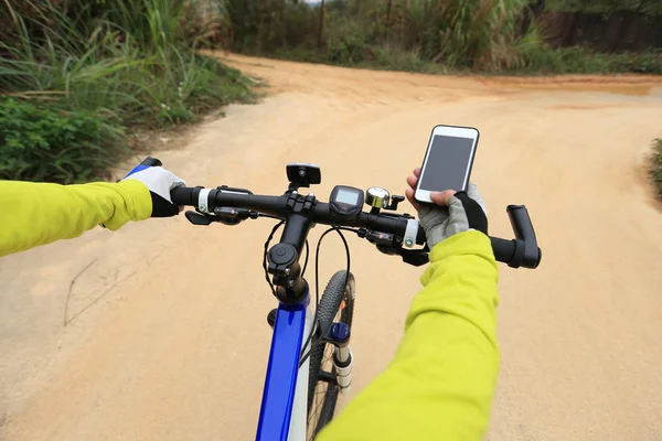 Radfahrer nutzen Smartphone zur Navigation — Stockfoto