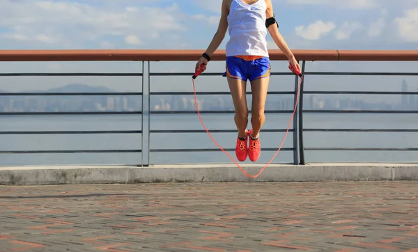 밧줄 점프 하는 젊은 여자 — 스톡 사진