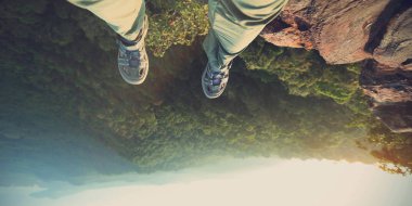 dağ tepe üzerinde kadın bacakları