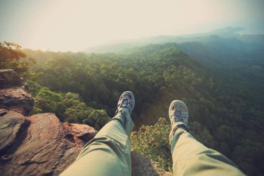dağ tepe üzerinde kadın bacakları