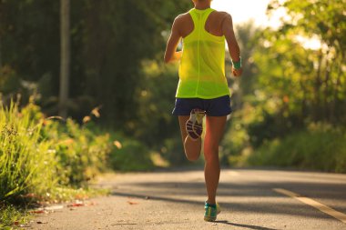 Orman iz üzerinde çalışan genç kadın 