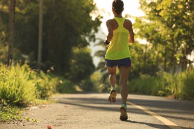 Orman iz üzerinde çalışan genç kadın 