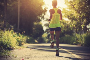 Orman iz üzerinde çalışan genç kadın 